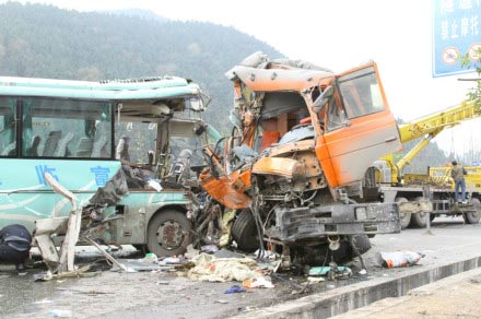 组图：直击四川仁寿车祸7死19伤现场