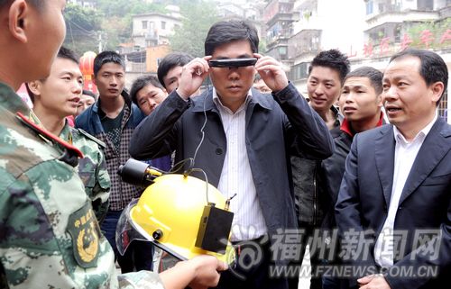 新式消防装备在马尾亮相 戴上头盔不怕烟