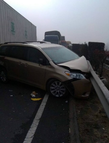 组图：京台高速百车连环撞 至少4人死亡