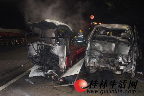 小货车爆胎撞上三轮车起火 致1死1伤/图