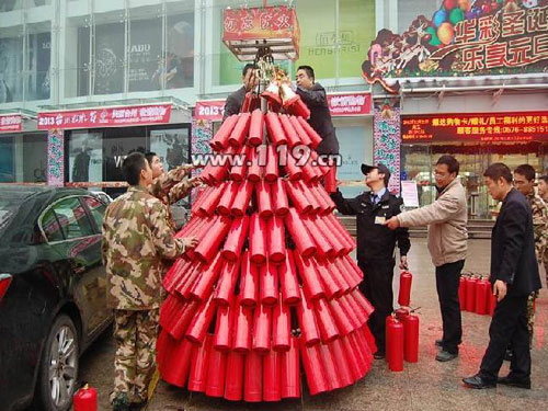 灭火器搭火红“圣诞树” 台州消防官兵很有才