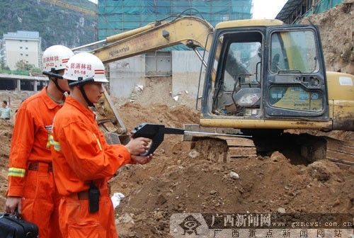 高清组图：桂林在建工地塌方2死1伤 消防急救