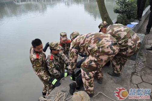 桃花湖中惊现浮尸 六枝消防紧急处置