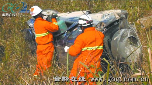 一轿车翻下路坎 消防救出两名被困者/图