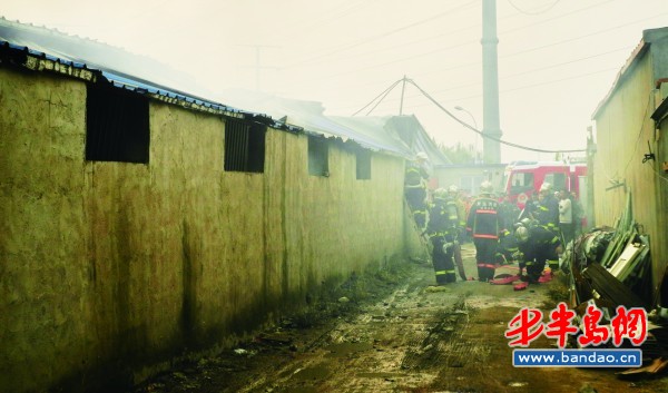 木门厂大火邻居施救 高压线挡住消防车/图