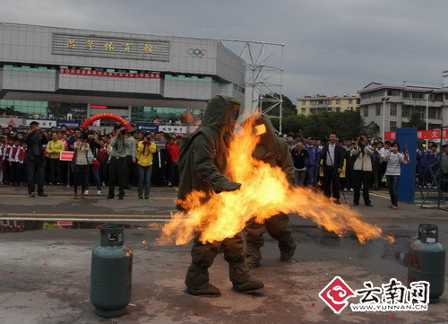 消防员秀精湛技术 灯泡上方迅速锯钢丝/图