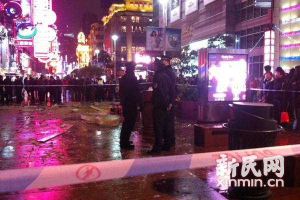 上海步行街鲨鱼缸爆裂 3条鲨鱼死8人伤/图