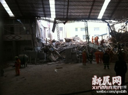 上海改建中3层楼房坍塌 3人被埋1人身亡/图