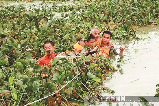 北海市内涝37处 消防频繁穿梭洪涝中救人/图