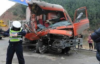 组图：直击四川仁寿车祸7死19伤现场