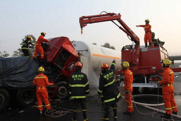 厦门槽罐车高速路泄漏 消防紧急救援/图