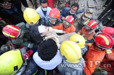 浙江一6层住宅楼倒塌 消防成功救出一女青年