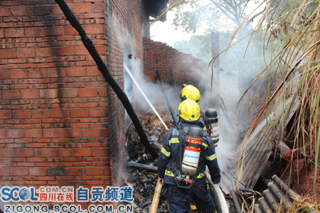 顽童屋里烧红薯酿火灾 自贡消防急救援/图