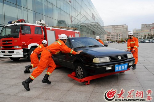 青岛消防官兵发明快速汽车移位器获大奖