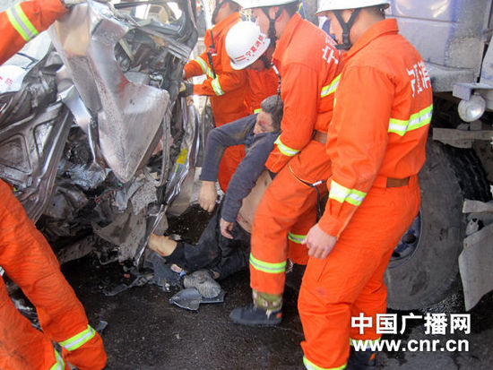 车速过快致两车相撞1人被困 消防救援/图