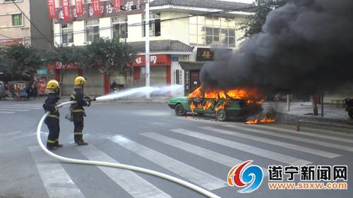 出租车街头自燃 消防急赴现场灭火救援/图