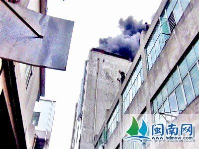 泉州北峰某工厂爆燃 火烧七层1人被困/图