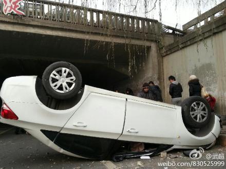 北京知春路上演惊魂一幕 雪佛兰飞车下桥