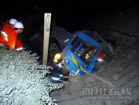 水泥大货车深夜冲进民房 消防破拆救援/图