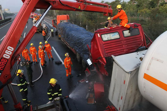 厦门槽罐车高速路泄漏 消防紧急救援/图