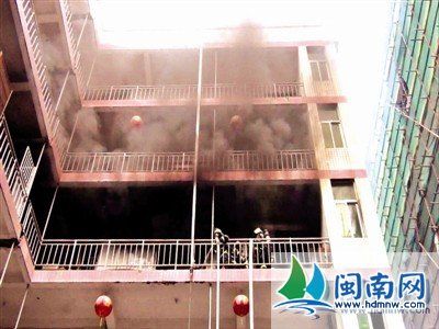 泉州北峰某工厂爆燃 火烧七层1人被困/图