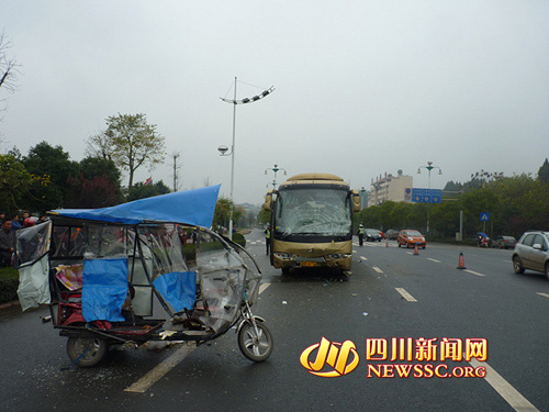 遂宁大巴车电三轮相撞 两人当场死亡/图