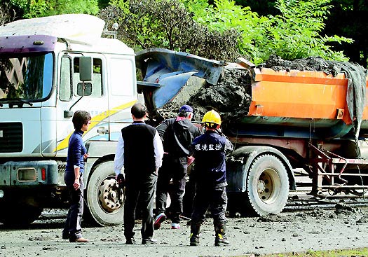 废土车突然冒烟 消防员喷水后爆炸/图