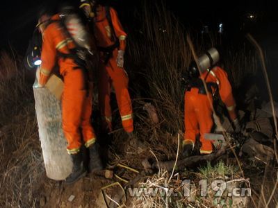 民房旁农药泄漏 消防着防化服呼吸器排险