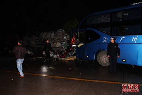 福建龙岩客货车相撞事故 23人雨夜逃生/图