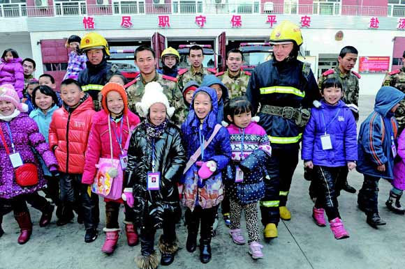 三百小记者进消防警营 穿消防服学知识/图