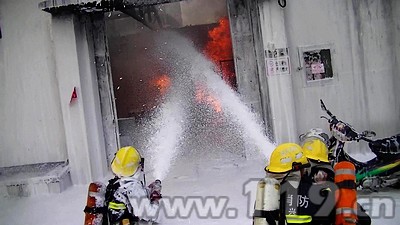 化工厂仓库爆炸1人重伤 消防使用泡沫剂灭火