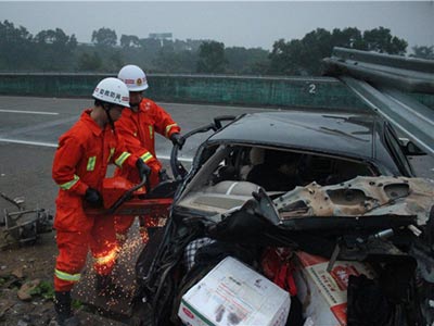 兰海高速合浦境内小车撞护栏 1死3伤/图