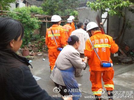 雅安地震感人瞬间 大娘往消防员兜里塞鸡蛋