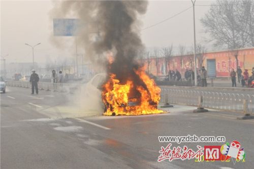 石家庄红旗大街一轿车自燃 消防灭火/图