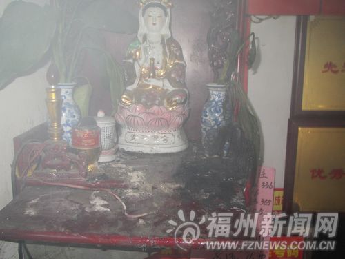 福州一彩票站清晨神龛起火 消防破门救火