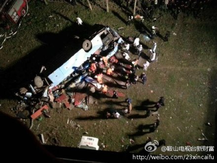 湖北客车坠桥致15死 遇难者多为青壮年/图