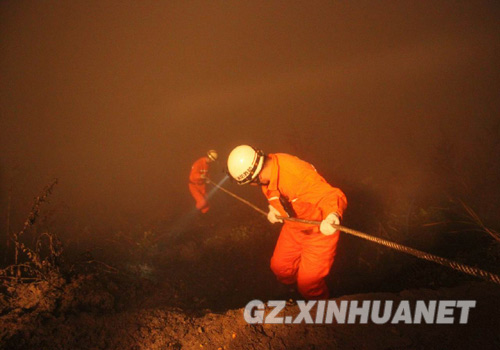 越野车翻下公路1人被困 消防成功救援/图