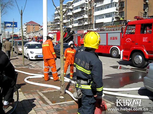 组图：天津南开区仓库起火 浓烟数公里可见