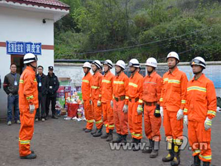 组图：贵州瓮安煤矿透水事故困9人 消防救援