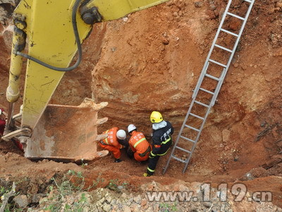 泥土塌方一民工被埋 玉林消防刨土救人