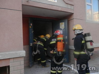 小区地下室突然起火 张家口消防火速救援