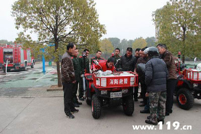 武汉黄陂区政府为社区发放消防摩托车