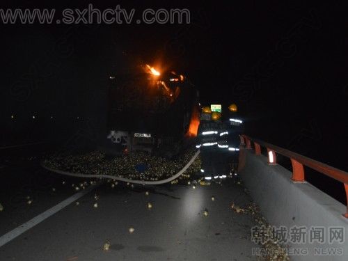 满载洋葱的货车起火 车厢被熊熊火焰包围