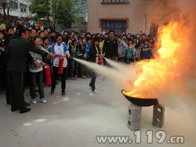 威信消防进校园 千名师生体验灭火逃生/图