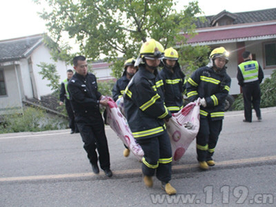 50吨水泥罐车冲入深沟 消防官兵成功救援