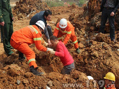 再建工地塌方致一人被埋 消防急援/图