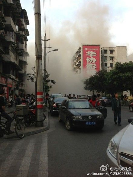 成都一幢在拆大楼突然倒塌 对面就是幼儿园