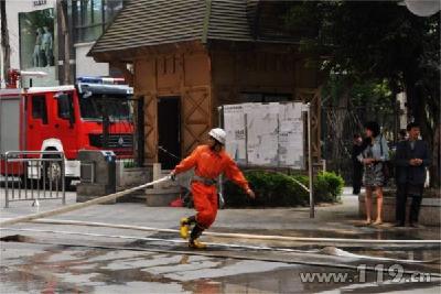 四川南充高层建筑大火 消防紧急救援/图