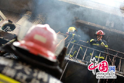 组图：嘉兴闹市区一饭店爆炸 火苗四窜