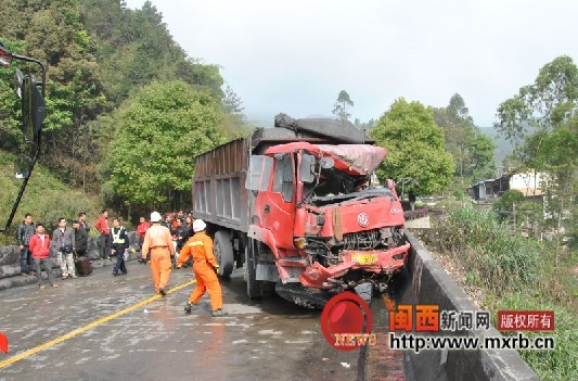 319国道龙岩段客货车对撞2死6伤 消防驰援